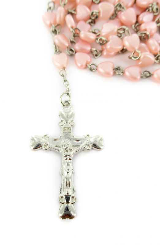 rosario economico cuoricino in plastica con legatura in metallo- rosa
