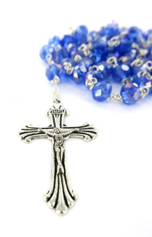 rosario con grani in cristallo sfaccettato da Ø 6 mm e legatura in metallo - colore blu