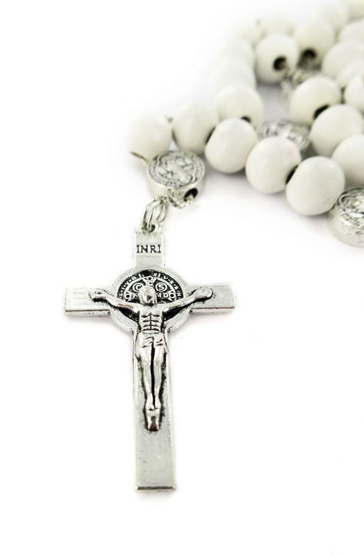 rosario di san benedetto in legno tondo bianco diametro 7 mm con pater e legatura in metallo e chiusura con moschettone