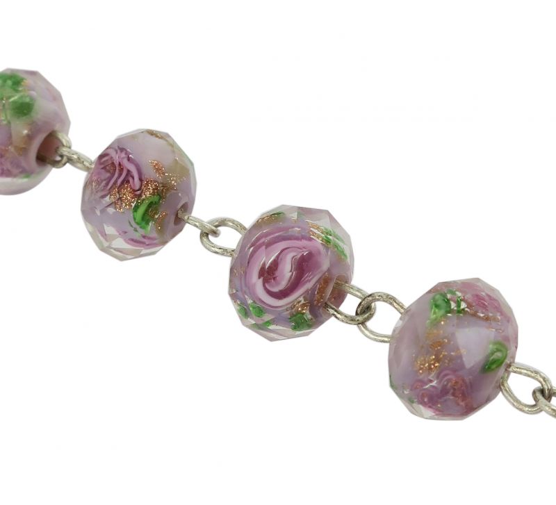 braccialetto con grani di diametro 7 mm in vetro sfaccettato di colore viola/ametista con fiori di colore rosa. 