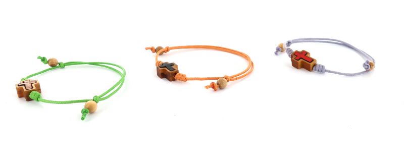 braccialetto corda con croce in ulivo e grani tondi-colori assortitti