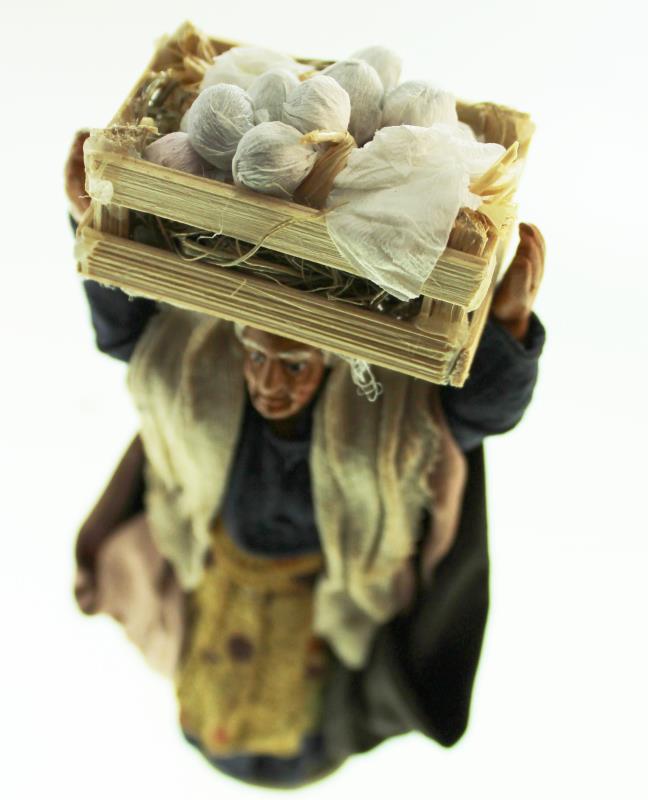 donna con cassetta aglio in testa cm 10 terracotta