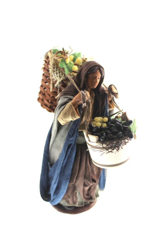 donna con cesti uva cm 14  terracotta