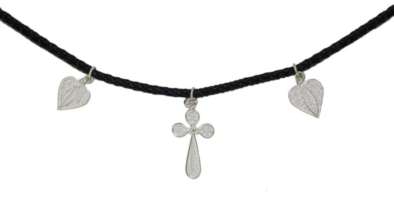 girocollo in ecopelle nera con croce e cuori filigrana in argento