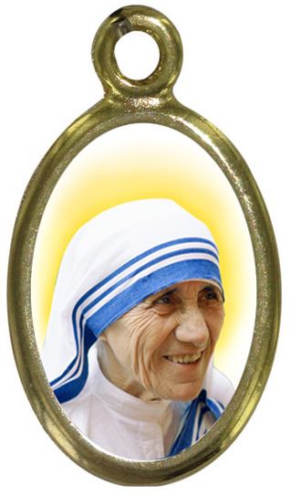 medaglia  madre teresa di calcutta in metallo dorato e resina - 2,5 cm