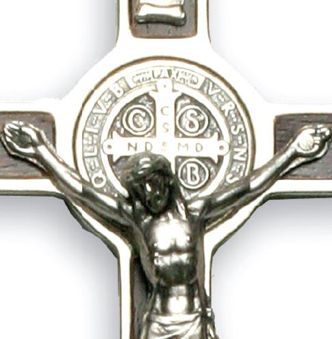 crocifisso san benedetto in legno con cristo in metallo argentato - 20 cm