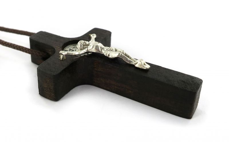 croce san benedetto in legno con cristo in metallo - 5 cm