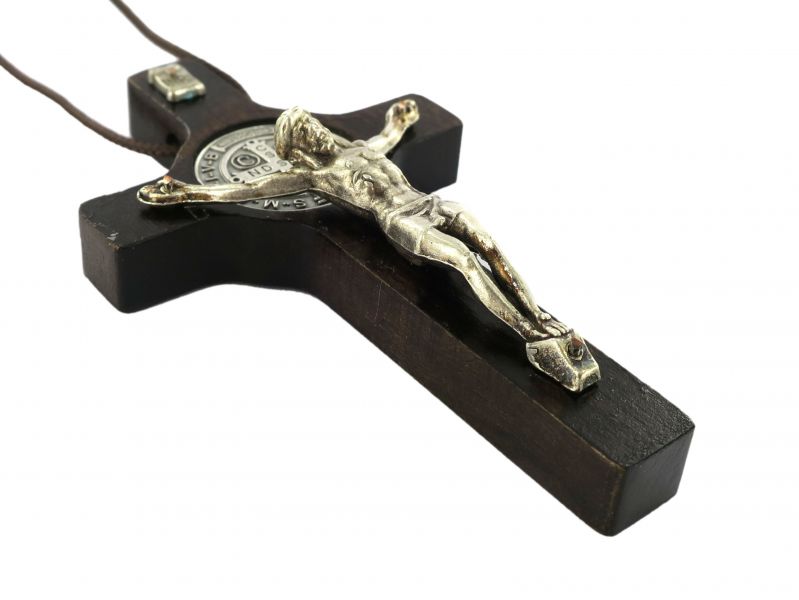 croce san benedetto in legno con cristo in metallo - 8 cm