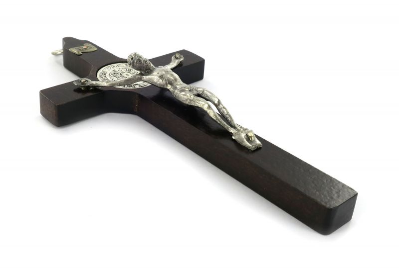 crocifisso san benedetto da parete in legno con cristo in metallo - 12 cm