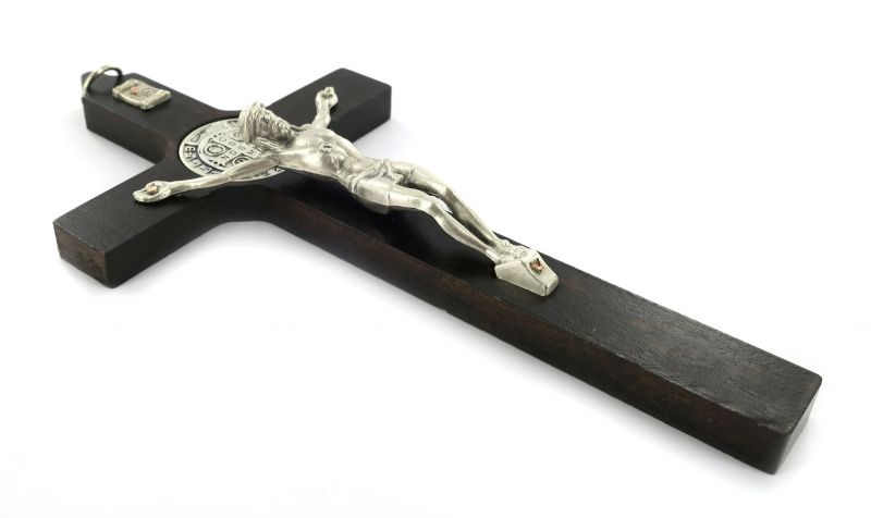 crocifisso san benedetto da parete in legno con cristo in metallo - 16 cm