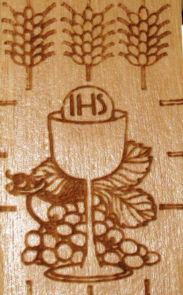 croce prima comunione in ulivo con calice e spighe - 5,5 x 4,5 cm 