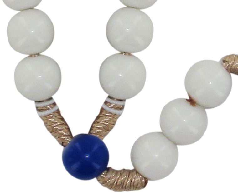 rosario con grani in plastica bianca e pater blu, diametro 7,5 mm, con legatura in seta e croce in legno