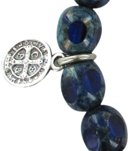 braccialetto con ciondoli realizzato in vetro sfaccettato di colore blu 