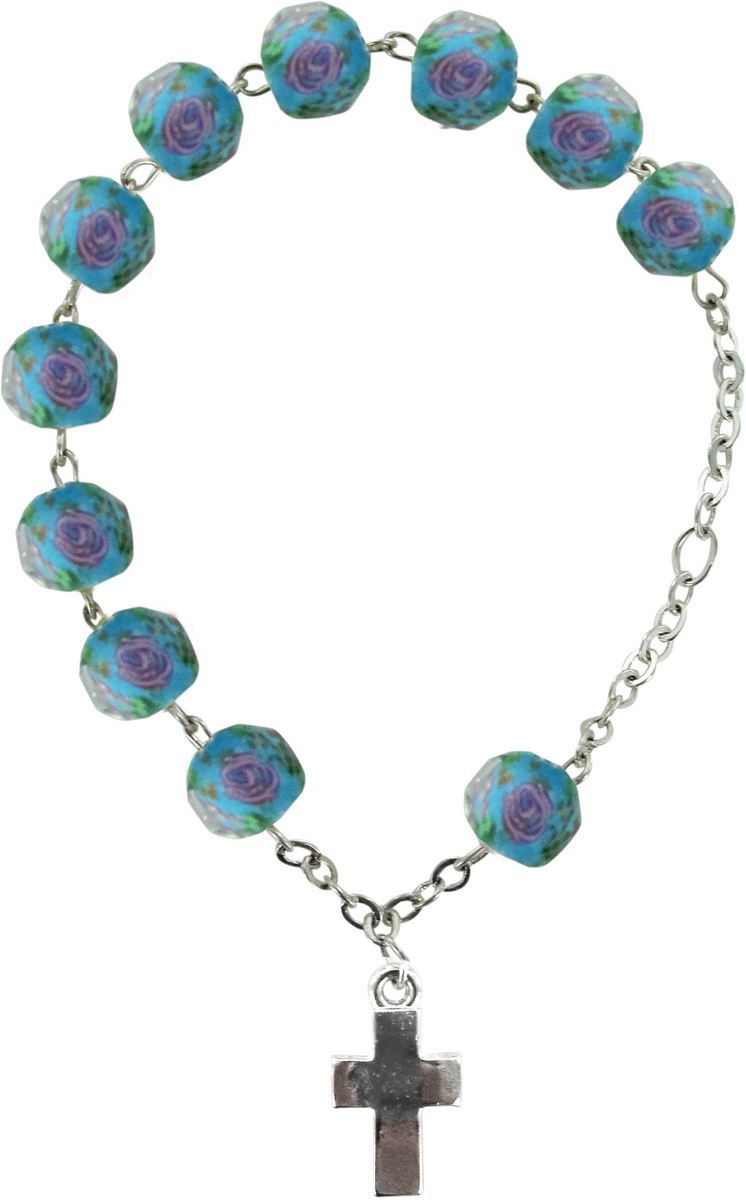 braccialetto con grani di diametro 7 mm in vetro sfaccettato di colore azzurro con fiori di colore rosa. 