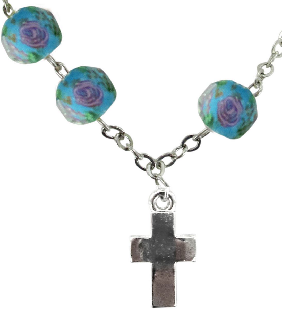 braccialetto con grani di diametro 7 mm in vetro sfaccettato di colore azzurro con fiori di colore rosa. 