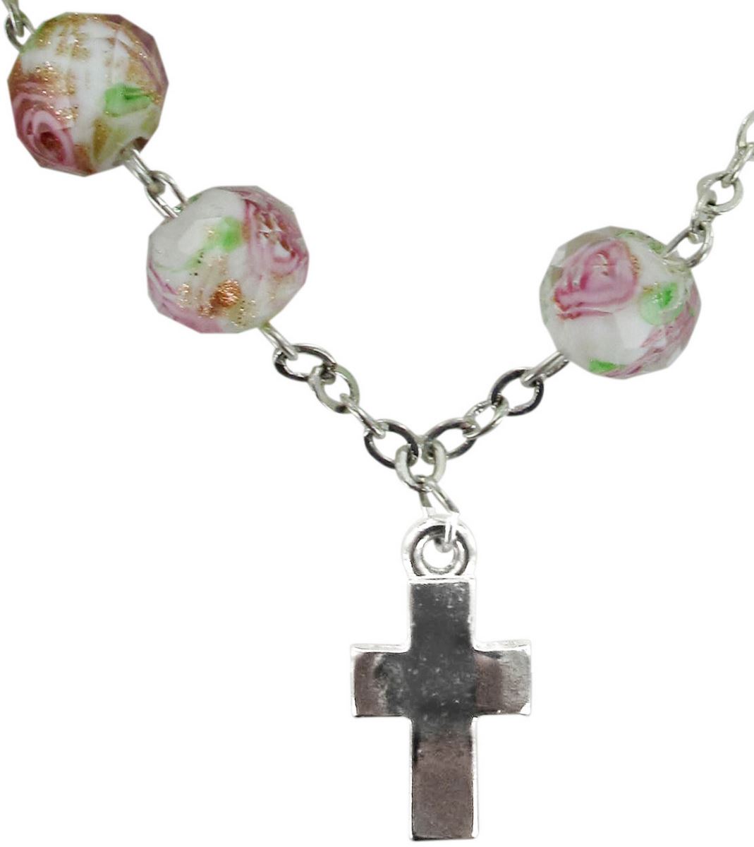 braccialetto con grani di diametro 7 mm in vetro sfaccettato di colore bianco con fiori di colore rosa
