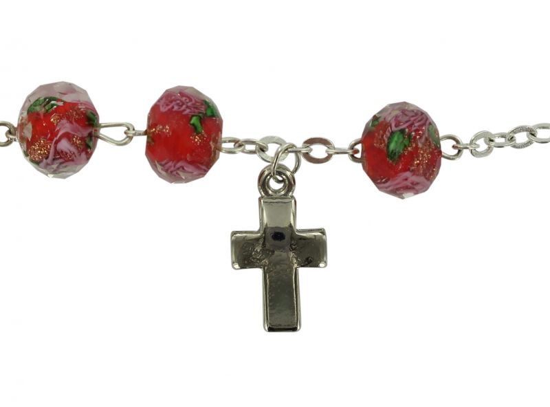 braccialetto con grani di diametro 7 mm in vetro sfaccettato di colore rosso con fiori di colore  rosa. 