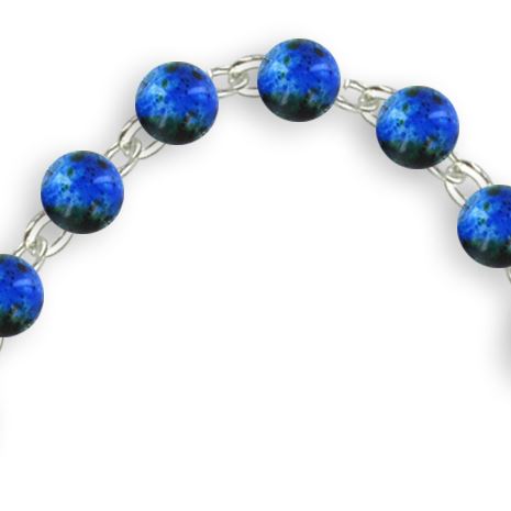 braccialetto con palline in vetro maculato di 6 mm di colore blu e croce