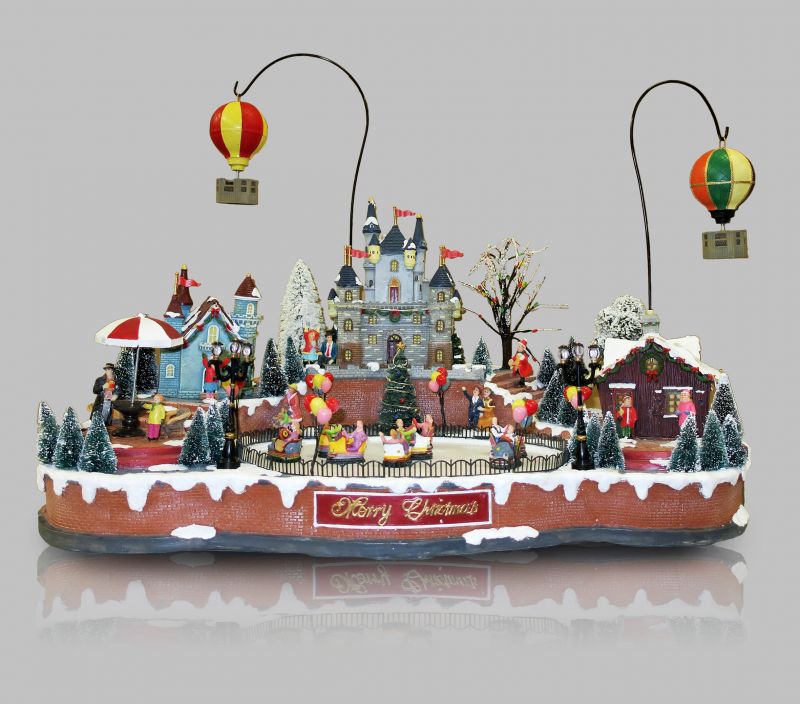 villaggio natalizio con pista di pattinaggio e mongolfiere in movimento, luci, musica (65 x 49 x 49 cm)