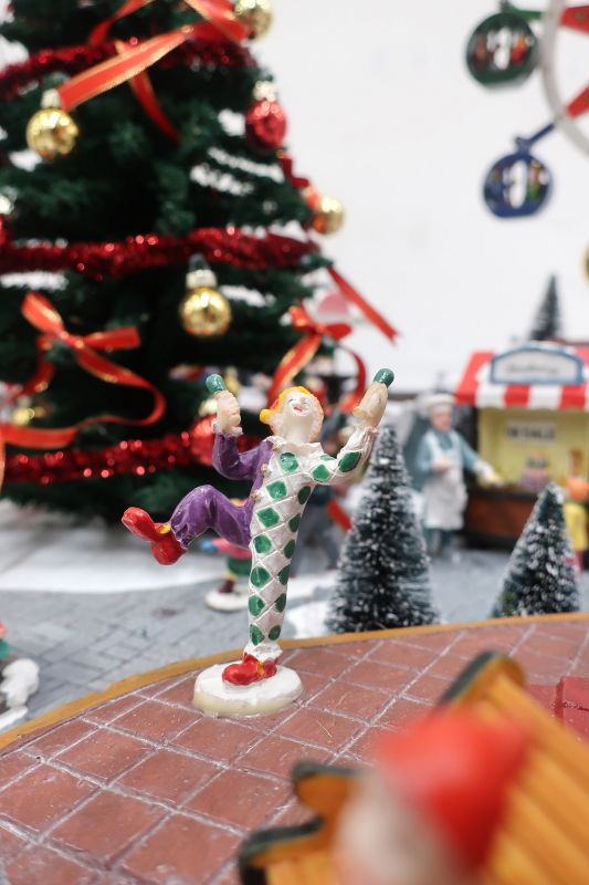villaggio di natale con luna park, albero di natale e giostre, con movimento, luci e musica