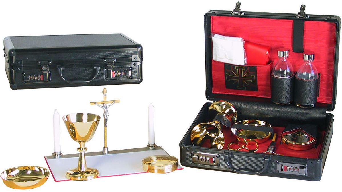 valigetta missione con 17 oggetti liturgici per celebrazione, alluminio / legno, 23x31x9 cm