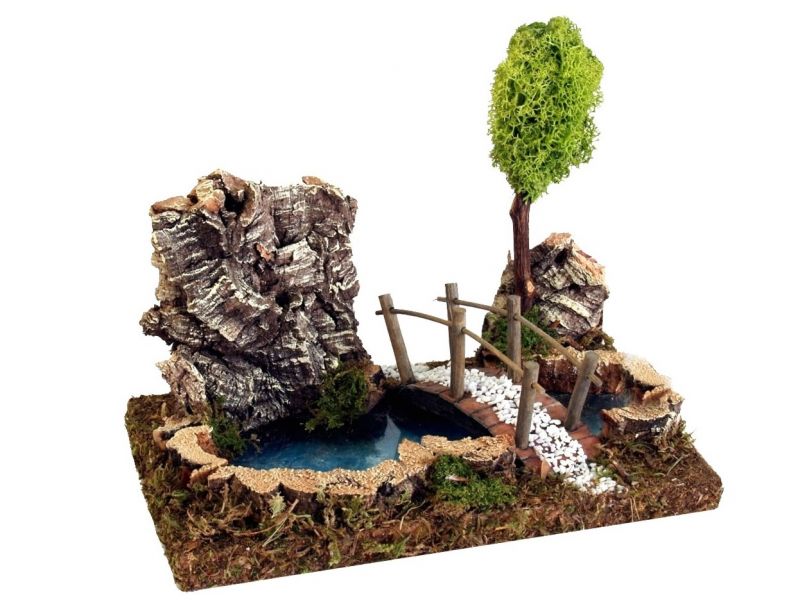 laghetto con albero e ponticello per presepe, ambientazione per presepe con lago, alberello, ponte e dettagli in muschio, sughero e legno, multicolore, 25 x 15 x 15 centimetri