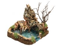 LAGHETTO CON PESCATORE SUL MOLO PER PRESEPE, SEGMENTO FINALE DI FIUME COMPONIBILE PER PRESEPE, LEGNO/PLASTICA, 19X17X18 CM